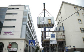 In fünf Metern Höhe dockt der stählerne OP-Saal an der Außenfassade des Herz-Jesu Krankenhauses an. 